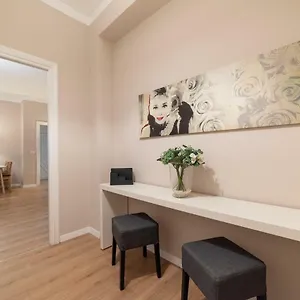https://domus-claudia-rome.it-romehotels.com
